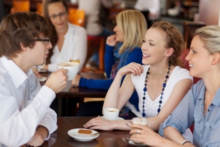 Jóvenes tomando café