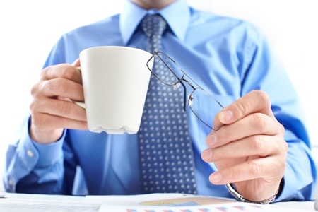 Hombre de negocios con una taza de café