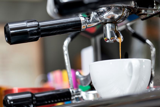 Tomar una taza de cafe