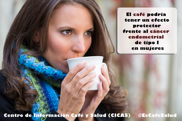 Mujer bebe taza de cafe_cancer endometrial